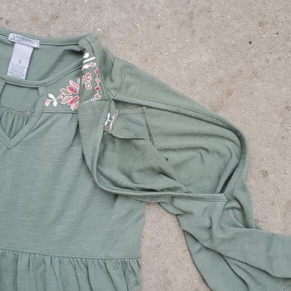New Directions cold shoulder embroidered top olive green small - Picture 3 of 4